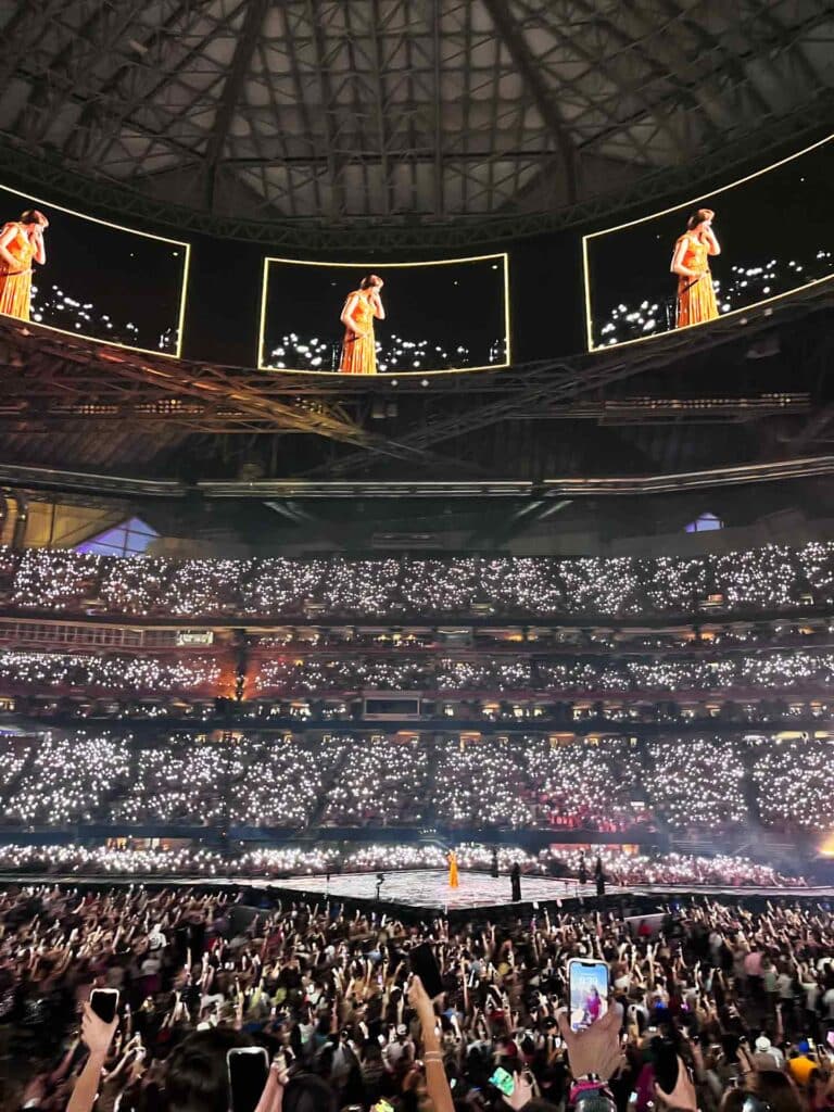 Fans hold up flashlights at Taylor Swift concert in Atlanta